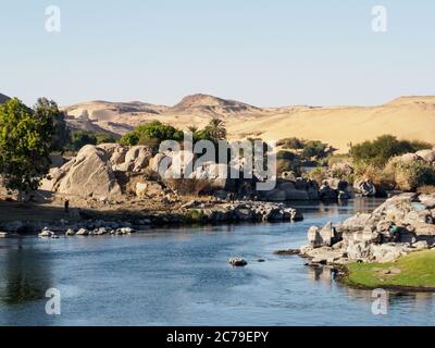 Der nil trifft auf die sahara und die Felsformationen zu einer spektakulären Landschaft in der Nähe von assuan Stockfoto