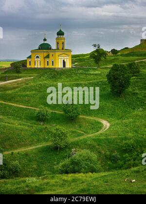 Die Kirche Alexander Newski in Khotyn auf den grünen Hügeln. Ukraine Stockfoto