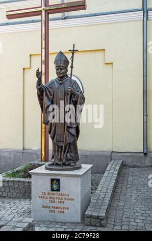 Dnipro, Ukraine - 08. April 2020: Denkmal für Papst Jan Pawel II. (Karol Wojtyla) in der Nähe der römisch-katholischen Kirche St. Joseph Dnipro Stadt Stockfoto