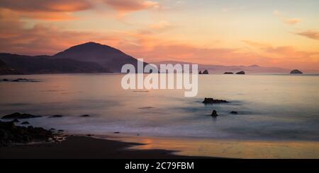 Seascape von Port Orford in Oregon mit Humbug Mountain bei Sonnenuntergang Stockfoto