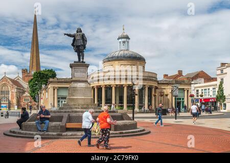 Das Zentrum von Bridgwater in Somerset an einem Sommertag. Von links nach rechts sind die Kirche der Heiligen Maria, die Statue von Robert Blake und der Mais Excha Stockfoto