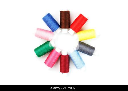 Bunte Baumwolle Handwerk Nähfäden in Blumenform isoliert auf weißem Hintergrund. Stockfoto