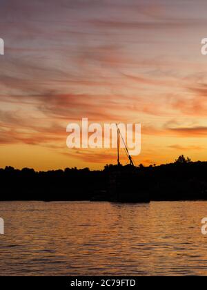 Ein spektakulärer Sonnenuntergang auf dem nil in der Nähe von assuan luxor Stockfoto