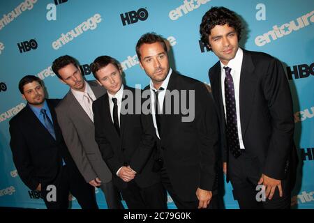 Die Schauspieler Jerry Ferrara, Kevin Dillon, Kevin Connolly, Jeremy Piven und Adrian Grenier besuchen die Premiere von "Entourage" in der 5. Staffel im Ziegfeld Theatre o Stockfoto