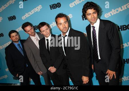 Die Schauspieler Jerry Ferrara, Kevin Dillon, Kevin Connolly, Jeremy Piven und Adrian Grenier besuchen die Premiere von "Entourage" in der 5. Staffel im Ziegfeld Theatre o Stockfoto