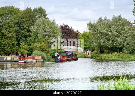 Ein schmales Boot nähert sich Newark Mill Brücke auf dem Fluss Wey Navigation in der Nähe von Pyrford Surrey England Stockfoto