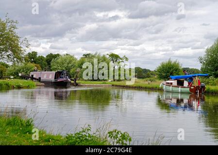 Boote in Papercourt Schleuse auf dem Fluss Wey Navigation in der Nähe von Ripley Surrey England Stockfoto