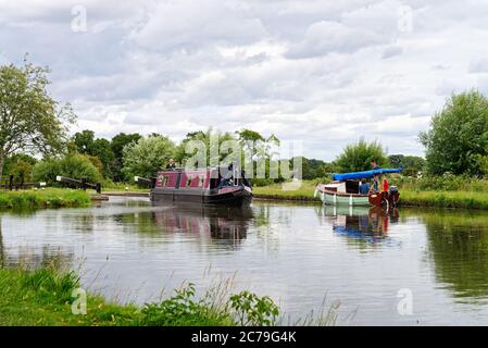 Boote in Papercourt Schleuse auf dem Fluss Wey Navigation in der Nähe von Ripley Surrey England Stockfoto