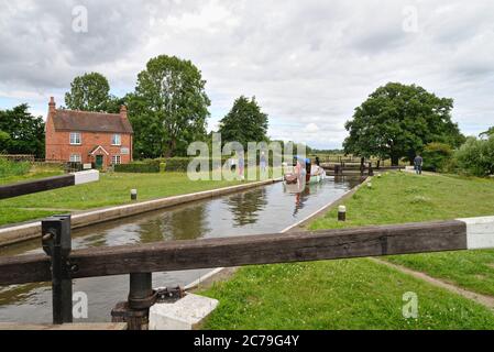 Kleine Yacht in Papercourt Schleuse am Fluss Wey Navigation bei Ripley Surrey England Stockfoto