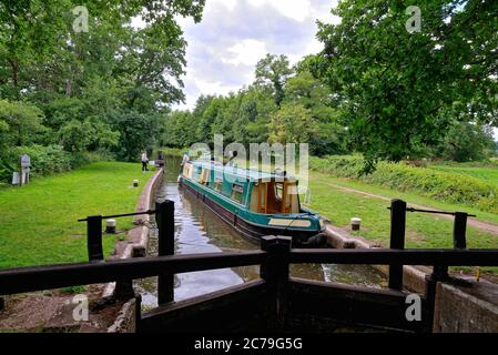 Private Boote nähern Newark Schleuse auf dem Fluss Wey Navigation in der Nähe von Pyrfod Surrey England Großbritannien Stockfoto