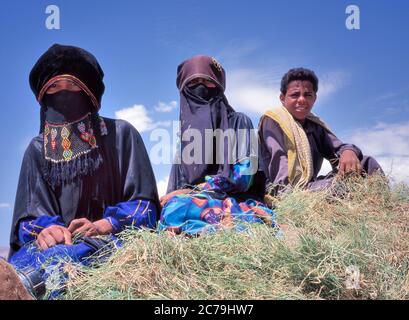 Seiyun, Jemen-Oktober 14,1999: Portrait eines Jungen und zweier muslimischer Frauen in Niqab und Chador Stockfoto