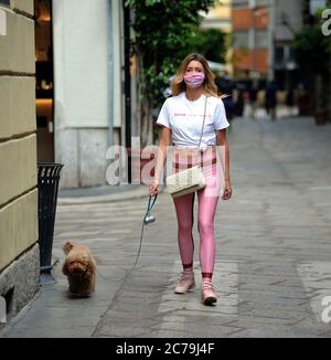 Mailand, Elena Barolo mit ihrem Spielzeughund Elena Barolo macht einen Morgenspaziergang mit ihrem Hund, einem Spielzeug namens "WISKY", durch die Straßen des Vierecks. Stockfoto