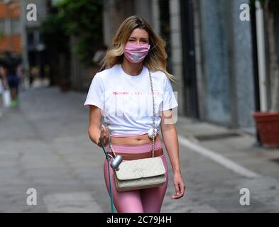 Mailand, Elena Barolo mit ihrem Spielzeughund Elena Barolo macht einen Morgenspaziergang mit ihrem Hund, einem Spielzeug namens "WISKY", durch die Straßen des Vierecks. Stockfoto