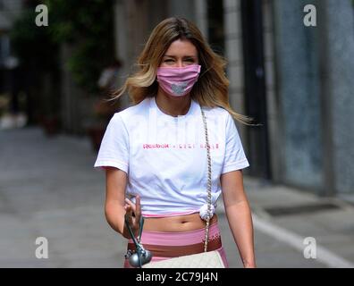 Mailand, Elena Barolo mit ihrem Spielzeughund Elena Barolo macht einen Morgenspaziergang mit ihrem Hund, einem Spielzeug namens "WISKY", durch die Straßen des Vierecks. Stockfoto