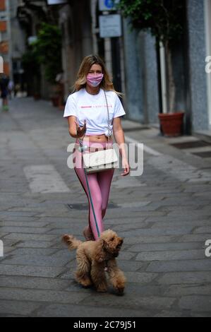 Mailand, Elena Barolo mit ihrem Spielzeughund Elena Barolo macht einen Morgenspaziergang mit ihrem Hund, einem Spielzeug namens "WISKY", durch die Straßen des Vierecks. Stockfoto