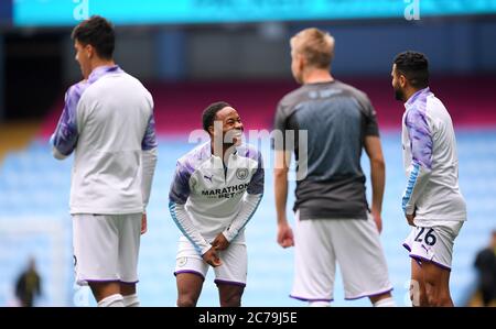 Raheem Sterling (2. Links) von Manchester City teilt einen Witz mit Riyad Mahrez (26) während des Aufwärmparks vor dem Premier League-Spiel im Etihad Stadium, Manchester. Stockfoto