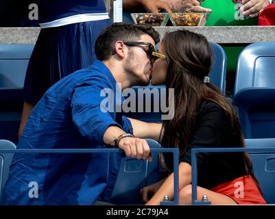 Queens, Vereinigte Staaten Von Amerika. September 2013. FLUSHING, NY - SEPTEMBER 03: Nick Jonas, Olivia Culpo Tag 9 der 2013 US Open im USTA Billie Jean King National Tennis Center 3. September 2013 im Flushing Viertel des Queens Stadtteils von New York City. Personen: Nick Jonas, Olivia Culpo Kredit: Storms Media Group/Alamy Live News Stockfoto