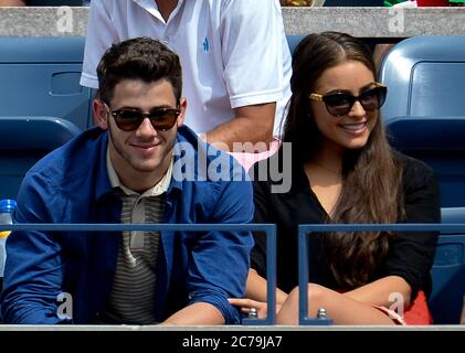 Queens, Vereinigte Staaten Von Amerika. September 2013. FLUSHING, NY - SEPTEMBER 03: Nick Jonas, Olivia Culpo Tag 9 der 2013 US Open im USTA Billie Jean King National Tennis Center 3. September 2013 im Flushing Viertel des Queens Stadtteils von New York City. Personen: Nick Jonas, Olivia Culpo Kredit: Storms Media Group/Alamy Live News Stockfoto