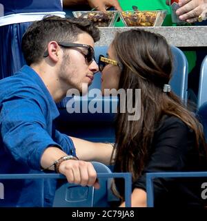 Queens, Vereinigte Staaten Von Amerika. September 2013. FLUSHING, NY - SEPTEMBER 03: Nick Jonas, Olivia Culpo Tag 9 der 2013 US Open im USTA Billie Jean King National Tennis Center 3. September 2013 im Flushing Viertel des Queens Stadtteils von New York City. Personen: Nick Jonas, Olivia Culpo Kredit: Storms Media Group/Alamy Live News Stockfoto