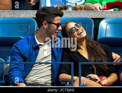 Queens, Vereinigte Staaten Von Amerika. September 2013. FLUSHING, NY - SEPTEMBER 03: Nick Jonas, Olivia Culpo Tag 9 der 2013 US Open im USTA Billie Jean King National Tennis Center 3. September 2013 im Flushing Viertel des Queens Stadtteils von New York City. Personen: Nick Jonas, Olivia Culpo Kredit: Storms Media Group/Alamy Live News Stockfoto