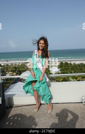 MIAMI BEACH, FL - JULI 21: Miss USA ist Olivia Culpo aus Rhode Island, die den Titel am 3. Juni 2012 Posen bei der Raleigh am 21. Juli 2012 in Miami Beach, Florida gewonnen. Personen: Olivia Culpo Stockfoto