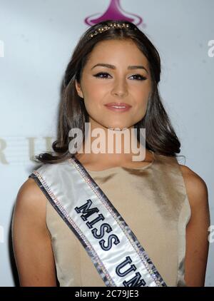 NEW YORK, NY - JANUAR 09: Donald Trump ist zwei Daumen hoch, während er von Miss Teen USA Logan West, der neuen Miss USA Nana Meriwether und der ehemaligen Miss USA und jetzt Miss Universe Olivia Culpo am 9. Januar 2013 in New York City umgeben ist. Olivia Culpo Stockfoto