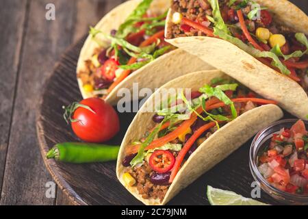 Mexikanische Tacos mit Rindfleisch, Gemüse und Gewürzen Stockfoto
