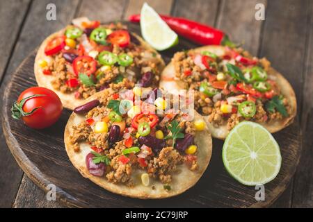 Mexikanische Tacos mit Rindfleisch, Gemüse und Gewürzen Stockfoto