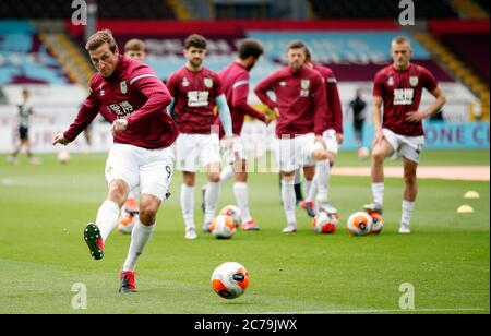 Burnleys Chris Wood (links) macht sich vor dem Anpfiff beim Premier League-Spiel in Turf Moor, Burnley, warm. Stockfoto