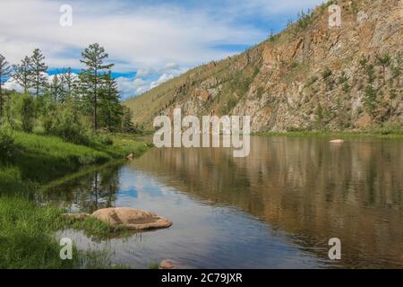 Eine atemberaubende Bergspiegelung auf einem Fluss in der Mongolei an einem sonnigen Tag Stockfoto