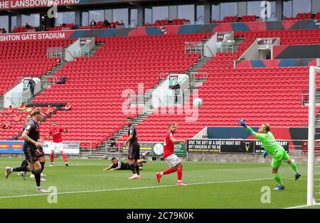 Filip Benkovic (dritter links) von Bristol City erzielt das erste Tor seiner Spielerin während des Sky Bet Championship-Spiels am Ashton Gate in Bristol. Stockfoto