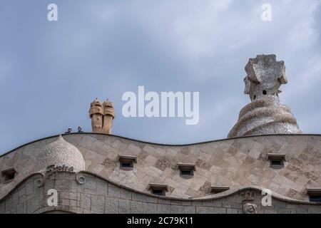 Die ersten Gäste wurden während der Wiedereröffnung auf der ikonischen Terrasse gesehen.La Pedrera-Casa Milà eröffnet kulturelle Aktivitäten und planmäßige Besuche des Meisterwerks des katalanischen Architekten Antoni Gaudí, nachdem er während der Pandemie von Covid 19 geschlossen wurde. Die Fundació Catalunya La Pedrera hat die entsprechenden Sicherheitsmaßnahmen getroffen, um Besuchern ein sicheres Erlebnis zu garantieren. Stockfoto