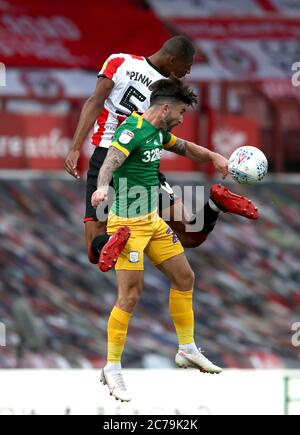 Brentfords Ethan Pinnock (links) und Preston North Ends Sean Maguire kämpfen während des Sky Bet Championship-Spiels im Griffin Park, London, um den Ball. Stockfoto