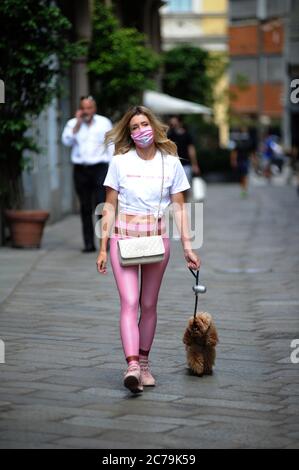 Mailand, Elena Barolo mit ihrem Spielzeughund Elena Barolo macht einen Morgenspaziergang mit ihrem Hund, einem Spielzeug namens "WISKY", durch die Straßen des Vierecks. Stockfoto