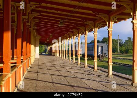 Renovierter alter Holzbahnhof, 1904 Jahre gebaut. Haapsalu, Estland. Stockfoto