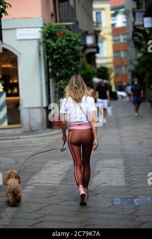 Mailand, Elena Barolo mit ihrem Spielzeughund Elena Barolo macht einen Morgenspaziergang mit ihrem Hund, einem Spielzeug namens "WISKY", durch die Straßen des Vierecks. Stockfoto