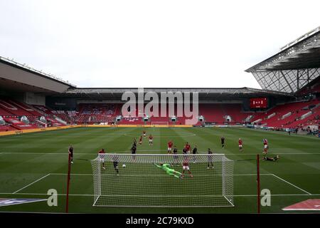 Filip Benkovic von Bristol City erzielt das erste Tor seiner Spielerin während des Sky Bet Championship-Spiels am Ashton Gate in Bristol. Stockfoto