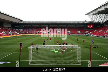 Filip Benkovic von Bristol City erzielt das erste Tor seiner Spielerin während des Sky Bet Championship-Spiels am Ashton Gate in Bristol. Stockfoto