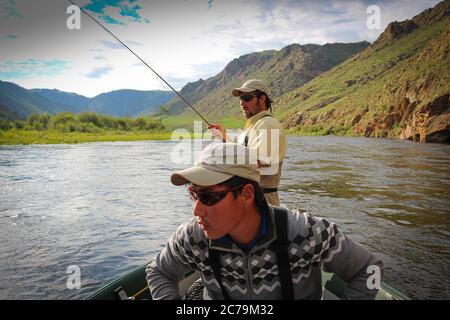 Ein Fischer, der in der Nachmittagssonne auf einem Fluss in der Mongolei geführt wird, Moron, Mongolei - 14. Juli 2014 Stockfoto