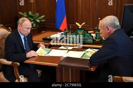 Moskau, Russland. Juli 2020. Der russische Präsident Wladimir Putin, hält ein Treffen mit dem Leiter des Föderalen Zolldienstes Vladimir Bulavin im Kreml 15. Juli 2020 in Moskau, Russland. Quelle: Alexei Nikolsky/Kremlin Pool/Alamy Live News Stockfoto