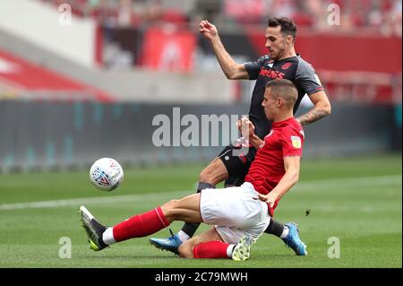 Lee Gregory von Stoke City (rechts) und Filip Benkovic von Bristol City kämpfen während des Sky Bet Championship-Spiels am Ashton Gate in Bristol um den Ball. Stockfoto