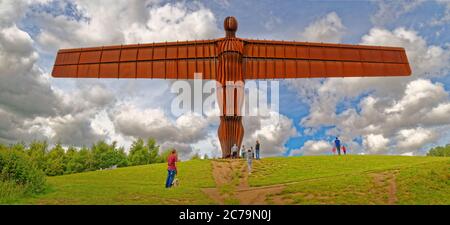 Die Statue des "Engels des Nordens", die Antony Gormley geschaffen hat und in Low Eighton, Gateshead, Tyne & Wear, England, liegt. Stockfoto