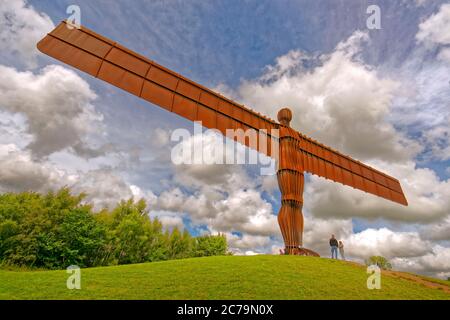 Die Statue des "Engels des Nordens", die Antony Gormley geschaffen hat und in Low Eighton, Gateshead, Tyne & Wear, England, liegt. Stockfoto