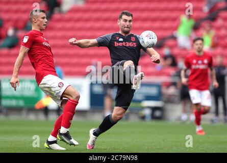 Sam Vokes (rechts) von Stoke City und Filip Benkovic von Bristol City kämpfen während des Sky Bet Championship-Spiels am Ashton Gate in Bristol um den Ball. Stockfoto