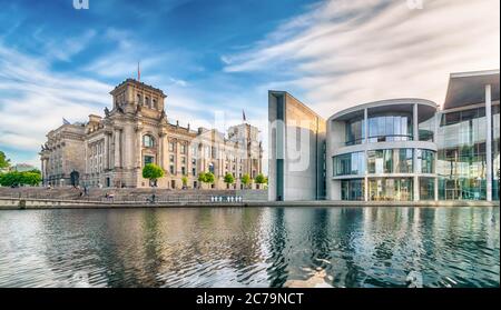 Berlin, Reichstagsgebäude und Regierungsgebäude am Spreeufer Stockfoto