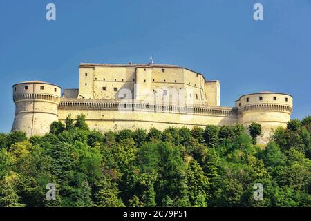 San Leo, Rimini, Emilia-Romagna, Italien. Die mittelalterliche Festung von San Leo, auf dem felsigen Turm mit Blick auf das gleichnamige Dorf und Valmarecchia entfernt. Stockfoto