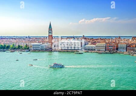 Blick über die Lagune von Venedig mit dem Markusplatz und Dogenpalast Stockfoto