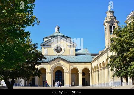 Ceranesi, Genua-Ansicht des Heiligtums unserer Lieben Frau von der Garde, das wichtigste Marienheiligtum in Ligurien und eines der wichtigsten in Italien. Stockfoto