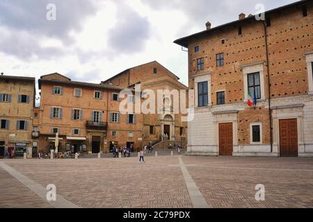 Urbino, Marken, Italien. Blick auf die piazza Duca Federico und im Hintergrund die Kirche San Domenico. Stockfoto