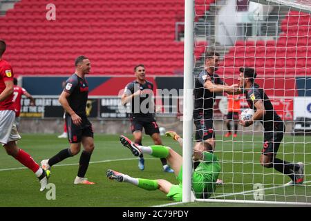 Danny Batth von Stoke City (rechts) feiert das erste Tor seiner Mannschaft mit Teamkollegen beim Sky Bet Championship-Spiel in Ashton Gate, Bristol. Stockfoto